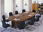 Зона переговоров включает конференц-стол и кресла посетителей